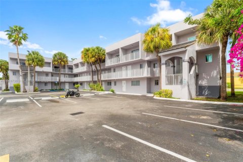 Condominio en venta en Hialeah, Florida, 2 dormitorios, 91.51 m2 № 1776154 - foto 1