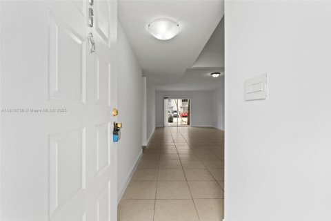 Condominio en venta en Hialeah, Florida, 2 dormitorios, 91.51 m2 № 1776154 - foto 5