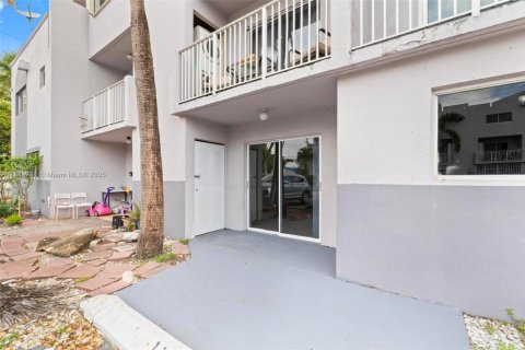 Condominio en venta en Hialeah, Florida, 2 dormitorios, 91.51 m2 № 1776154 - foto 4
