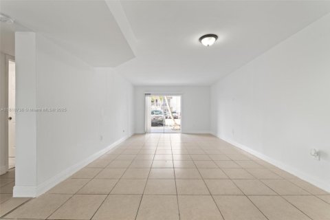 Condominio en venta en Hialeah, Florida, 2 dormitorios, 91.51 m2 № 1776154 - foto 9