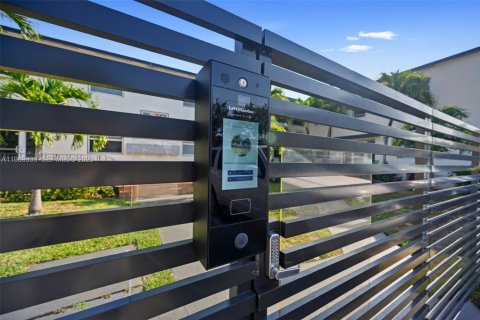 Apartment in Miami, Florida 1 bedroom, 82.68 sq.m. № 2030834