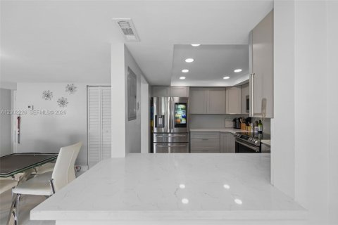 Condominio en venta en North Miami Beach, Florida, 2 dormitorios, 111.48 m2 № 2067535 - foto 12