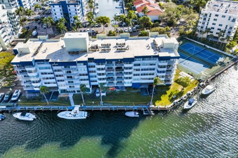 Condominio en venta en North Miami Beach, Florida, 2 dormitorios, 111.48 m2 № 2067535 - foto 19