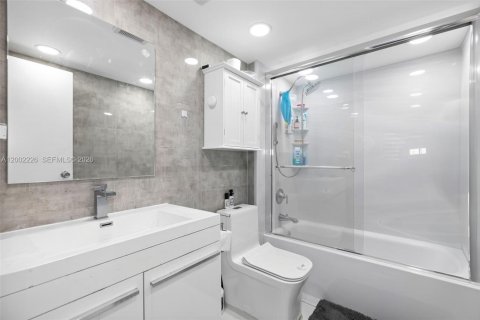 Condominio en venta en North Miami Beach, Florida, 2 dormitorios, 111.48 m2 № 2067535 - foto 16