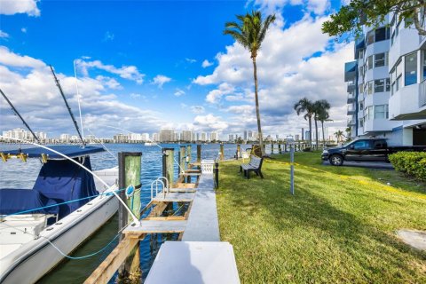 Condominio en venta en North Miami Beach, Florida, 2 dormitorios, 111.48 m2 № 2067535 - foto 17