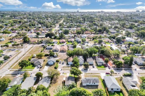 Снять в аренду виллу или дом в Делрей-Бич, Флорида 3 спальни, 90.58м2, № 1074691 - фото 1