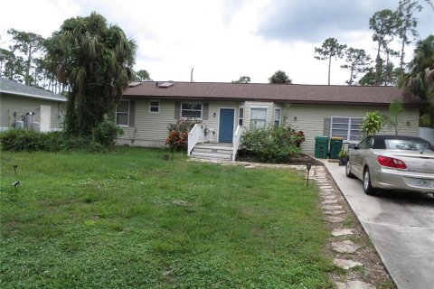 House in Port Charlotte, Florida 2 bedrooms, 92.9 sq.m. № 2097655