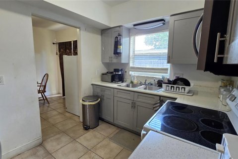 House in Orlando, Florida 3 bedrooms, 126.63 sq.m. № 2211427 - photo 14