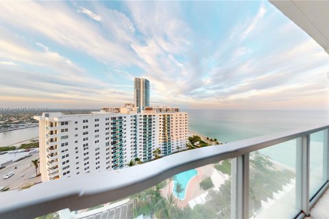 Кондоминиум с 3 спальнями в Холливуд, Флорида № 2034286