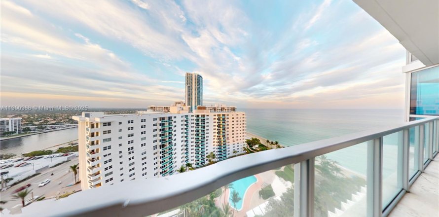 Кондоминиум с 3 спальнями в Холливуд, Флорида № 2034286