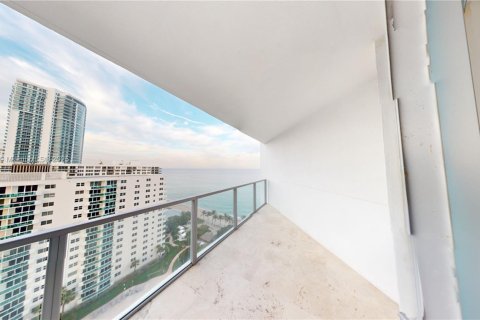 Снять в аренду кондоминиум в Холливуд, Флорида 3 спальни, 196.49м2, № 2034286 - фото 3