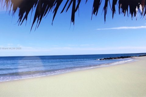 Casa en venta en Fisher Island, Florida, 6 dormitorios, 1019.7 m2 № 2027735 - foto 5