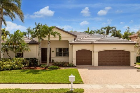 Villa ou maison à vendre à Pembroke Pines, Floride: 4 chambres, 266.91 m2 № 2071811 - photo 2