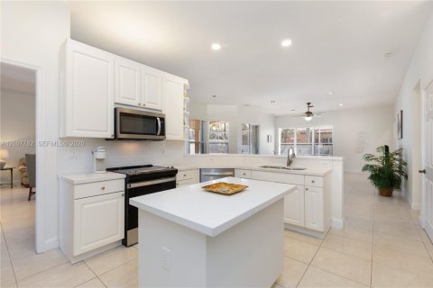 Villa ou maison à vendre à Pembroke Pines, Floride: 4 chambres, 266.91 m2 № 2071811 - photo 5