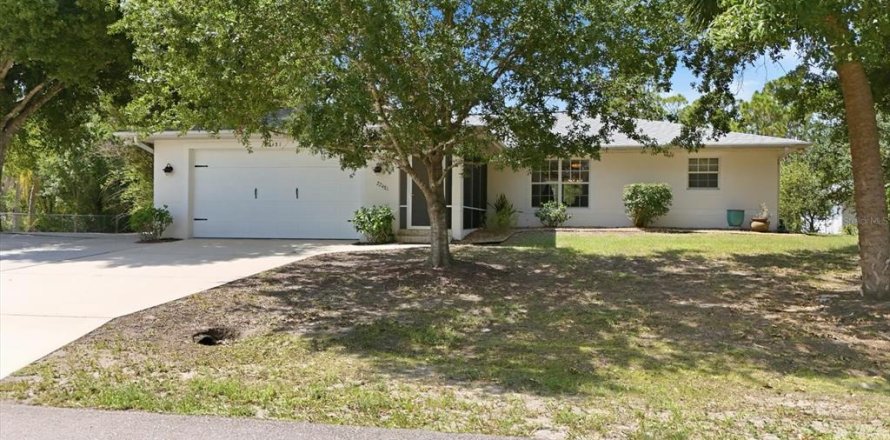 House in Port Charlotte, Florida 3 bedrooms, 151.15 sq.m. № 2219268