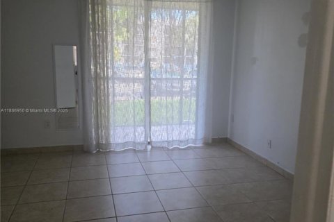 Condo in Miami, Florida, 2 bedrooms  № 1942193 - photo 6