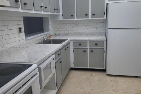 Condo in Miami, Florida, 2 bedrooms  № 1942193 - photo 4
