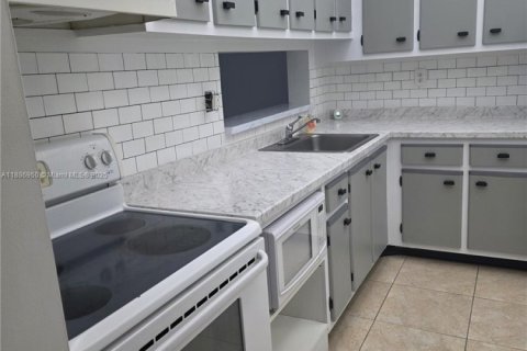 Condo in Miami, Florida, 2 bedrooms  № 1942193 - photo 8