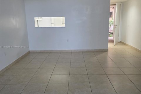 Condominio en alquiler en Miami, Florida, 2 dormitorios, 89.65 m2 № 1942193 - foto 3