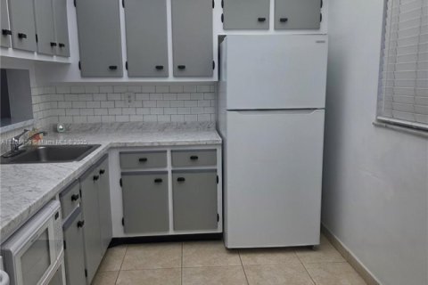 Condo in Miami, Florida, 2 bedrooms  № 1942193 - photo 1