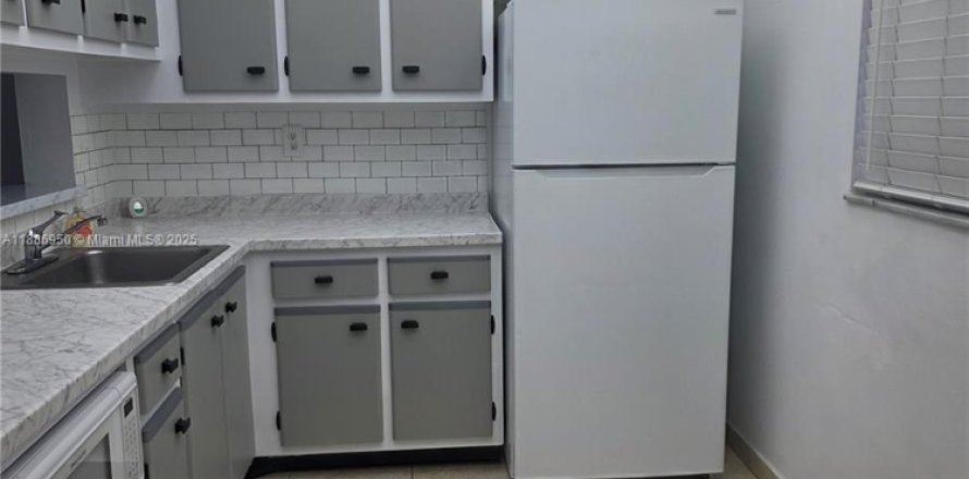 Condo in Miami, Florida, 2 bedrooms  № 1942193