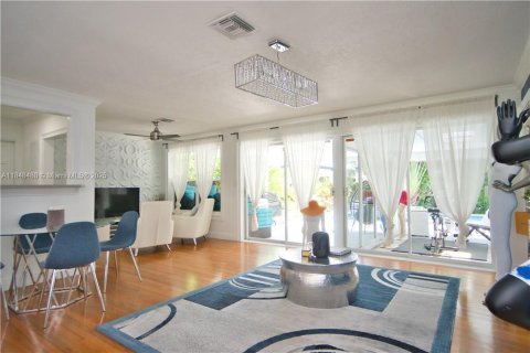 Villa ou maison à vendre à Hollywood, Floride: 2 chambres, 128.67 m2 № 1963033 - photo 9