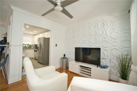 Villa ou maison à vendre à Hollywood, Floride: 2 chambres, 128.67 m2 № 1963033 - photo 11