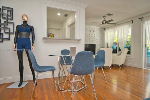 Villa ou maison à vendre à Hollywood, Floride: 2 chambres, 128.67 m2 № 1963033 - photo 8