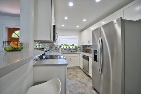 Villa ou maison à vendre à Hollywood, Floride: 2 chambres, 128.67 m2 № 1963033 - photo 4