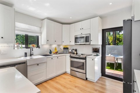 Casa en venta en Key Biscayne, Florida, 4 dormitorios, 257.8 m2 № 1982492 - foto 22