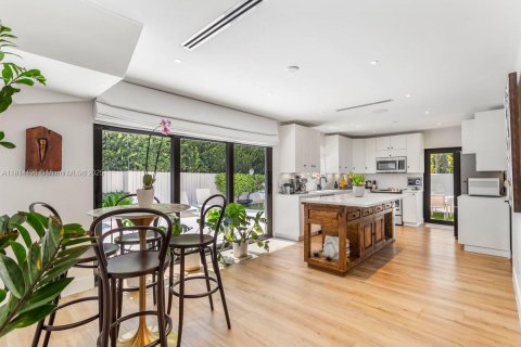 Casa en venta en Key Biscayne, Florida, 4 dormitorios, 257.8 m2 № 1982492 - foto 19