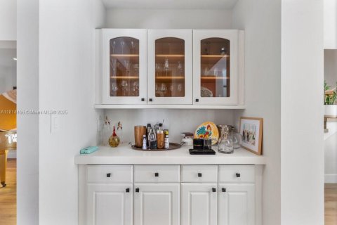 Casa en venta en Key Biscayne, Florida, 4 dormitorios, 257.8 m2 № 1982492 - foto 17