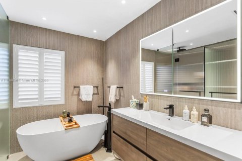 Casa en venta en Key Biscayne, Florida, 4 dormitorios, 257.8 m2 № 1982492 - foto 29