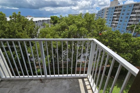 Condo in Cutler Bay, Florida, 2 bedrooms  № 1700832 - photo 5