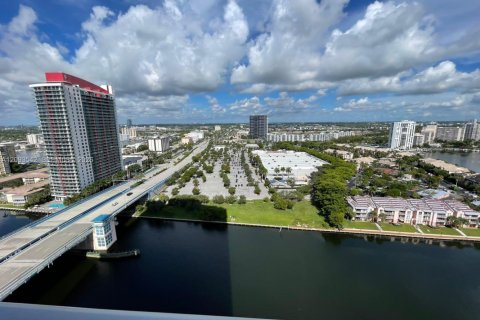 Condo in Hollywood, Florida, 2 bedrooms  № 2379850 - photo 16