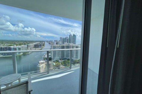 Condo in Hollywood, Florida, 2 bedrooms  № 2379850 - photo 18