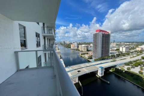 Condo in Hollywood, Florida, 2 bedrooms  № 2379850 - photo 2