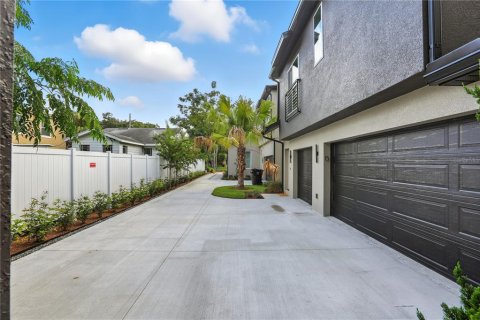 Casa en venta en Orlando, Florida, 4 dormitorios, 217.48 m2 № 1899858 - foto 3