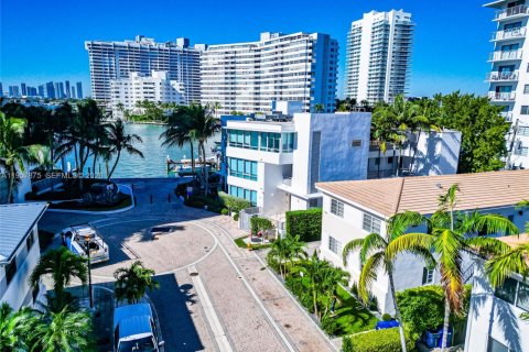 Apartamento en alquiler en Miami Beach, Florida, 2 dormitorios, 91.79 m2 № 2011692 - foto 20