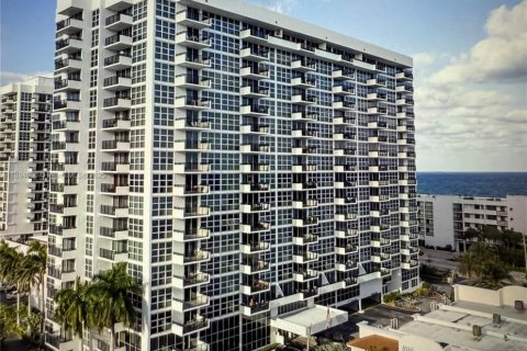 Снять в аренду кондоминиум в Помпано-Бич, Флорида 2 спальни, 97.55м2, № 1947415 - фото 1