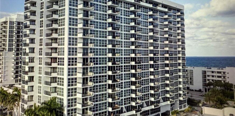 Кондоминиум с 2 спальнями в Помпано-Бич, Флорида № 1947415