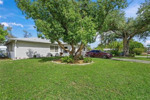 House in Sarasota, Florida 3 bedrooms, 115.11 sq.m. № 1429278 - photo 1