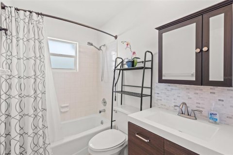 House in Sarasota, Florida 3 bedrooms, 115.11 sq.m. № 1429278 - photo 14
