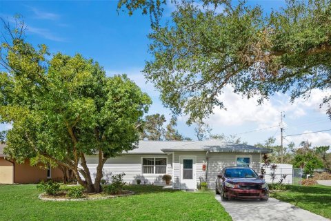 House in Sarasota, Florida 3 bedrooms, 115.11 sq.m. № 1429278 - photo 2