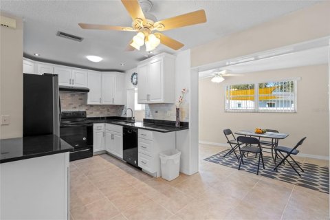 House in Sarasota, Florida 3 bedrooms, 115.11 sq.m. № 1429278 - photo 8