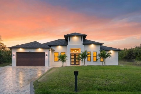 Casa en Port Charlotte, Florida 3 dormitorios, 209.4 m2 № 2369045