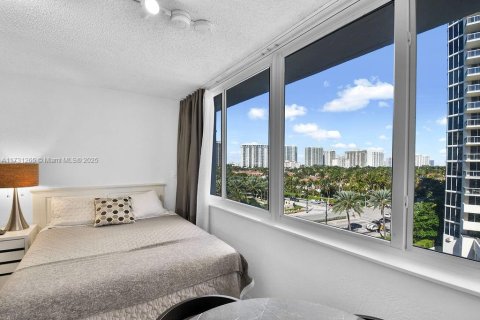 Condo in Sunny Isles Beach, Florida  № 1937276 - photo 3