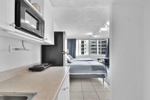 Condo in Sunny Isles Beach, Florida  № 1937276 - photo 10