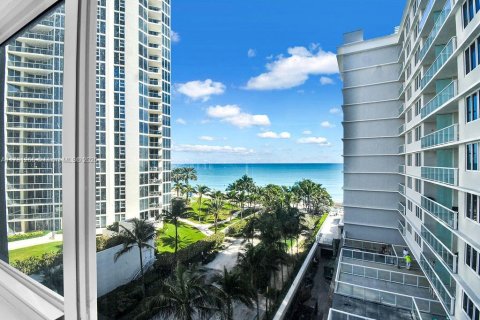 Condo in Sunny Isles Beach, Florida  № 1937276 - photo 1