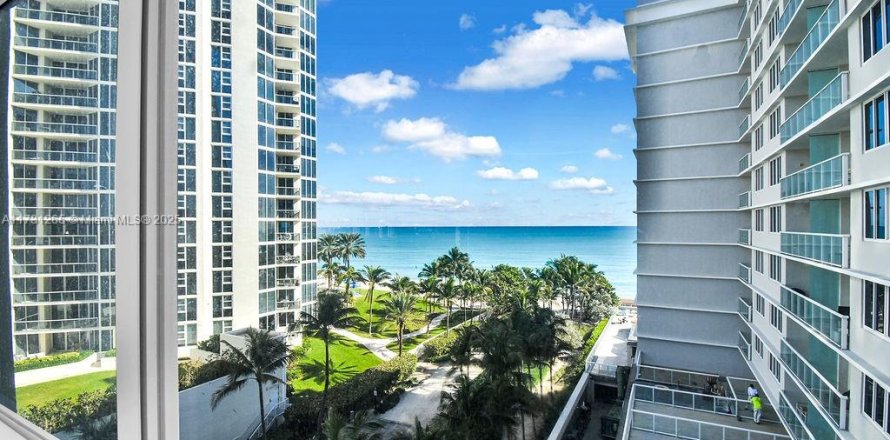 Studio in the Condo in Sunny Isles Beach, Florida № 1937276
